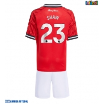 Camisa de Futebol Manchester United Luke Shaw #23 Equipamento Principal Infantil 2025-26 Manga Curta (+ Calças curtas)